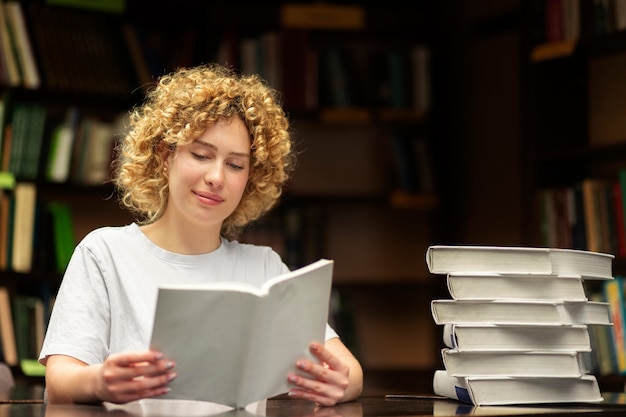 Photo young  librarian organising books