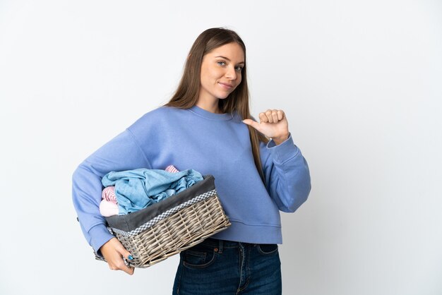 誇りと自己満足の白い背景で隔離の服のバスケットを保持している若いリトアニアの女性