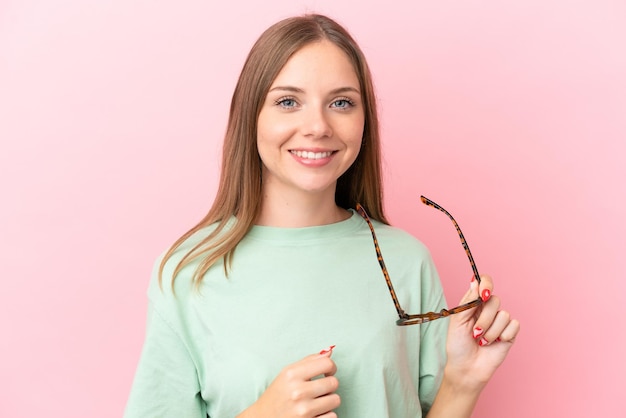 Foto giovane donna lituana isolata su sfondo rosa con occhiali con espressione felice