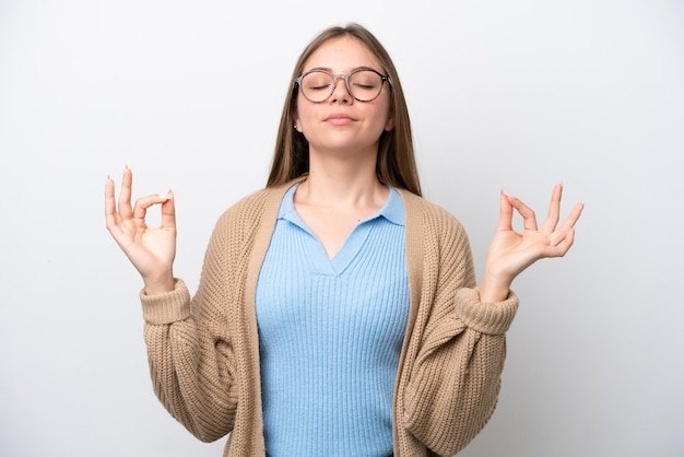 Foto giovane donna lituana isolata su sfondo bianco in posa zen