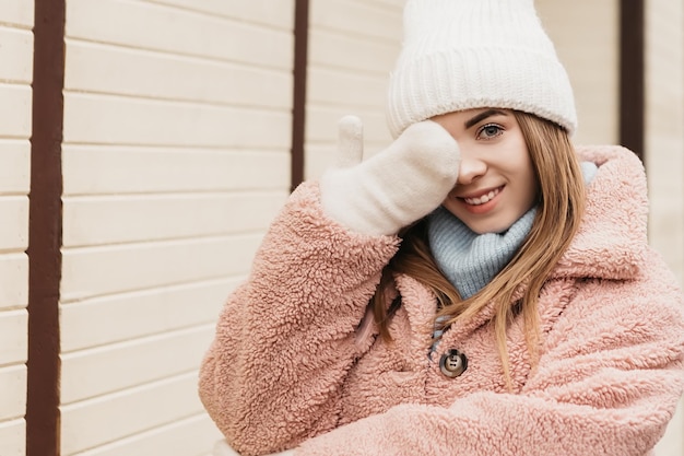 Foto giovane bella bella donna in piedi in strada in vacanza invernale