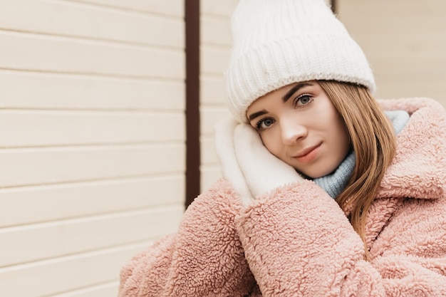 Photo young lovely pretty woman standing street in winter holiday