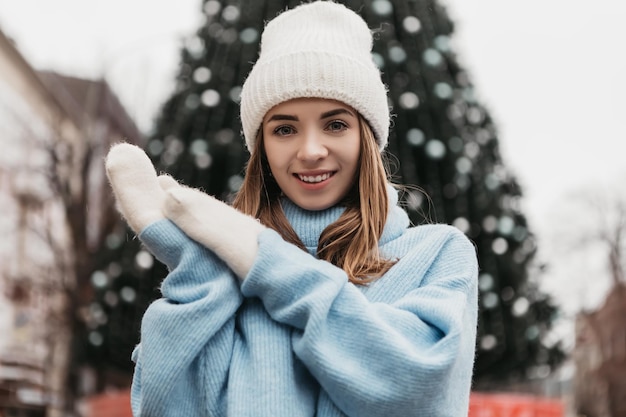 Молодая милая красивая женщина, стоящая на улице в зимние каникулы