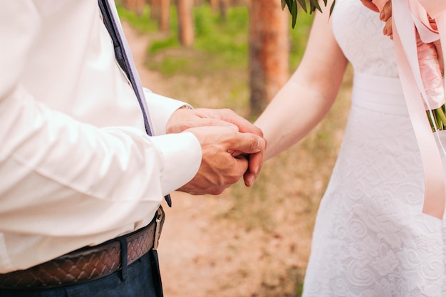 若い恋人たちの男と女はお互いの手を握ります