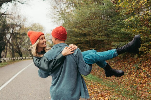 Photo young loving couple are fooling around outside