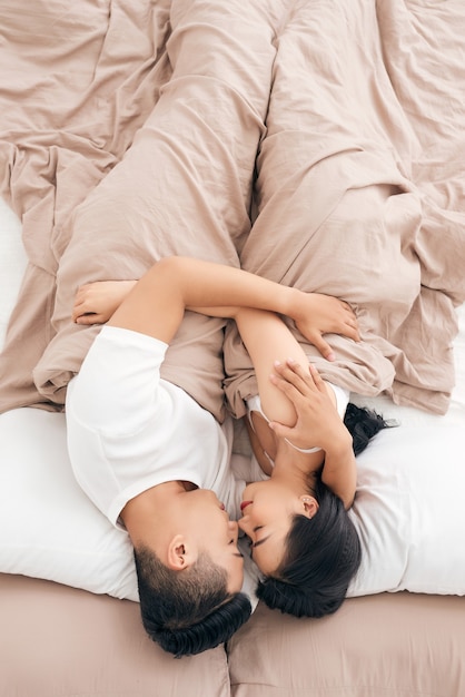 Photo young loving couple in the bed