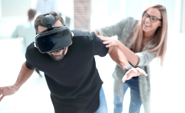 Foto giovane paziente maschio con la barba in occhiali futuristici moderni vr in ospedale