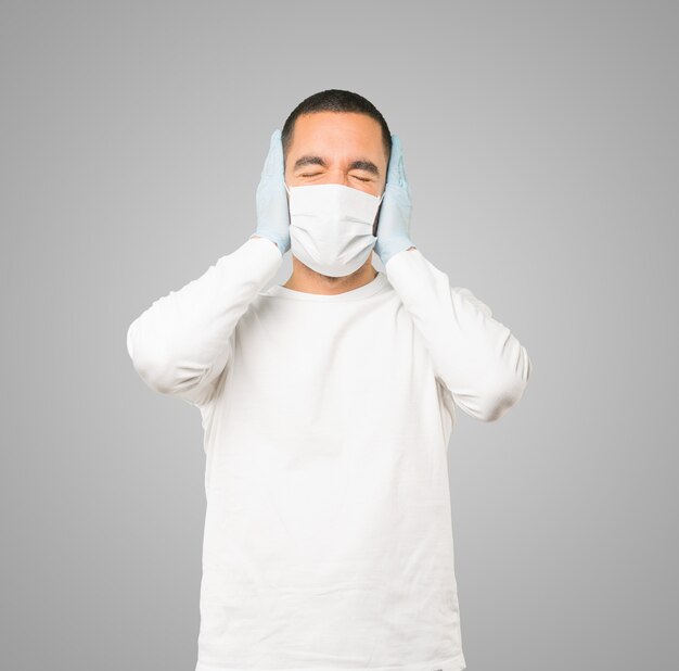 マスクと保護手袋を身に着けている若い男性医師