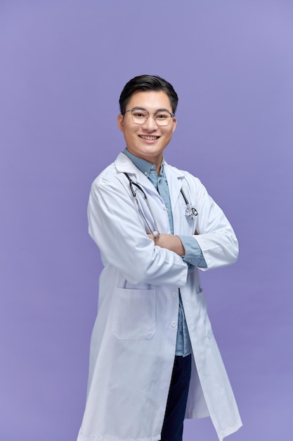 Молодой врач-мужчина с эмоциями радости и улыбкой на доктора, смотрящего в камеру