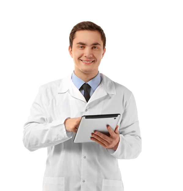 Молодой врач-мужчина с планшетом на белом фоне