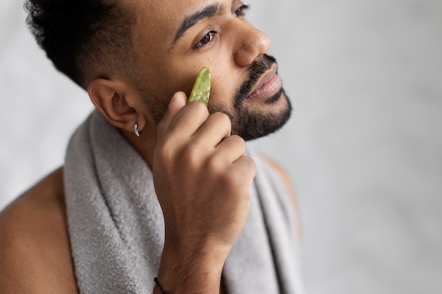 Photo young male doing selfcare routine