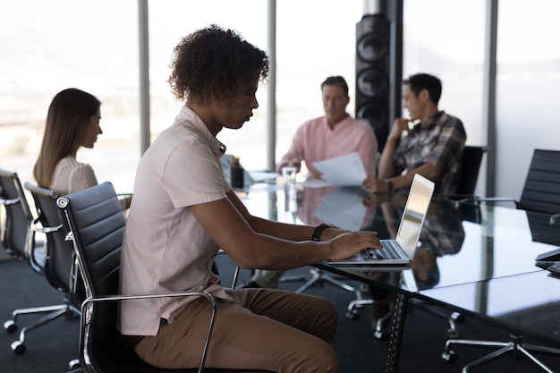 Photo young male executive working on laptop in office