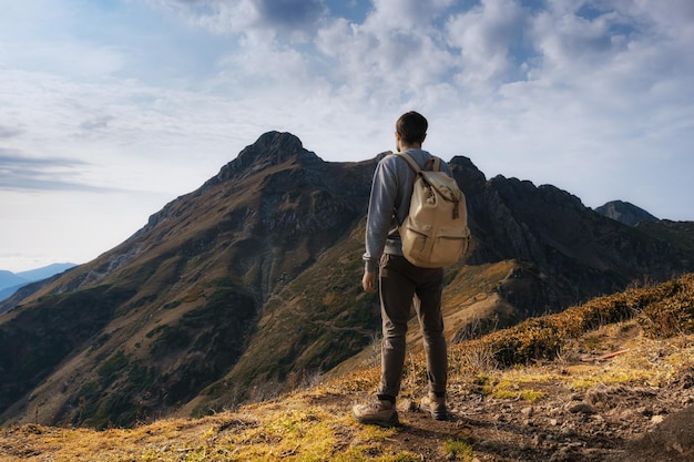 秋の山の若い男性のヒップスター