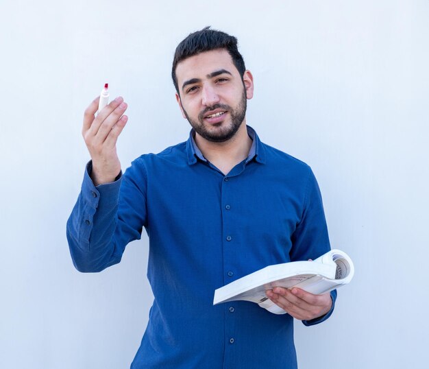 Foto giovane maschio che tiene il libro insegnando agli studenti e descrivendo argomenti su sfondo bianco isolato