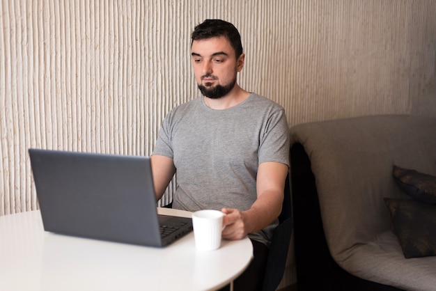 Photo young male professional using computer at home