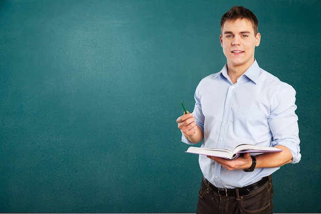 Giovane insegnante maschio in piedi in classe