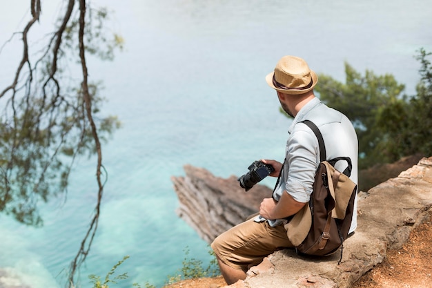 写真 モンテネグロの若い男性旅行者