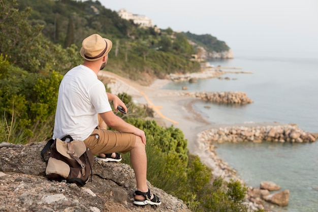 Photo young male traveler in montenegro