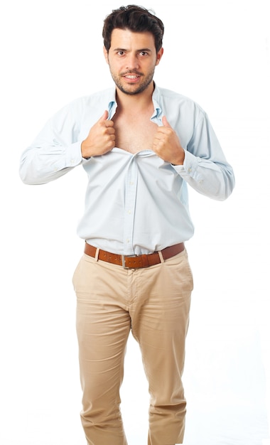 Foto giovane che si comporta come un super eroe e strappa la camicia su uno sfondo bianco