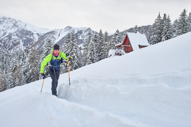 ツーリングスキーの登山で活動中の若い男