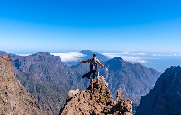 Un giovane uomo dopo aver terminato il trekking in cima al vulcano della caldera de taburiente vicino a roque de los muchachos un pomeriggio d'estate, la palma, isole canarie. spagna