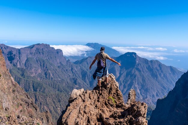 カルデラデタブリエンテ火山の頂上でトレッキングを終えた後の若い男