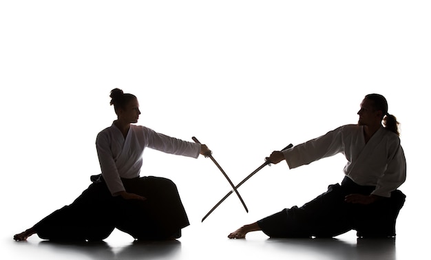 Foto il giovane si sta allenando in aikido in studio con saberaikido master pratica difesa