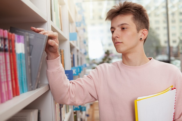 図書館や書店で若い男