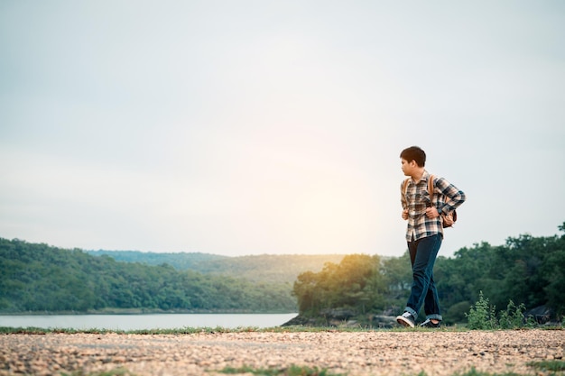 写真 休日の選択的かつソフトフォーカスで旅行する若い男のバックパック