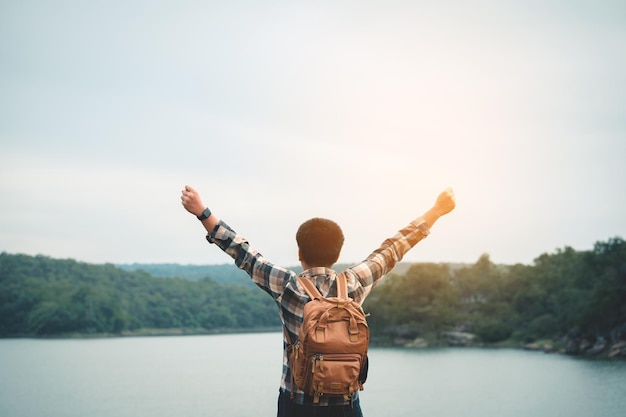 写真 休日の選択的かつソフトフォーカスで旅行する若い男のバックパック