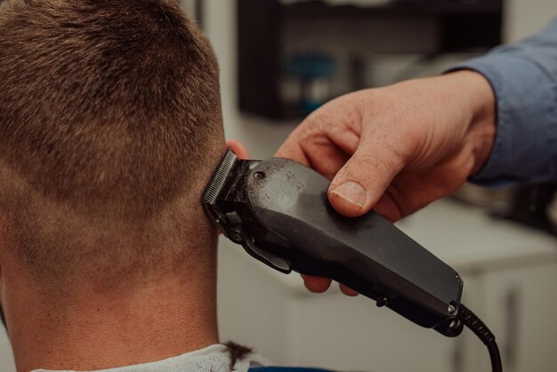 Foto giovane uomo in barbershop hair care service concept messa a fuoco selettiva foto di alta qualità