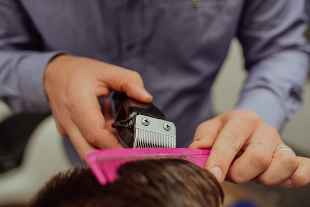 Молодой человек в парикмахерской Концепция ухода за волосами Выборочный фокус Высококачественное фото