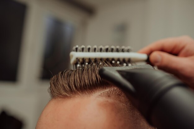 Молодой человек в парикмахерской Концепция ухода за волосами Выборочный фокус Высококачественное фото