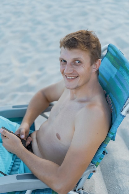 молодой человек на пляже в Майами. Отдых в Майами.