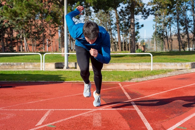 Young Man Beginnersprint op Renbaan.