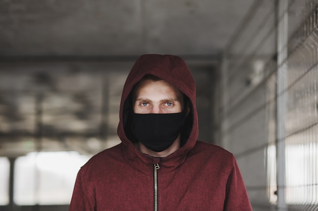 Photo a young man in a black mask