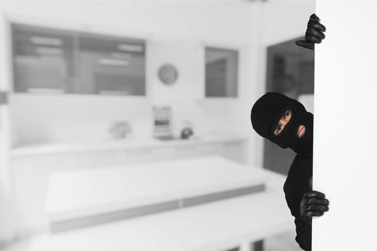 Photo 흰색 방에 검은색 옷을 입은 젊은 남자