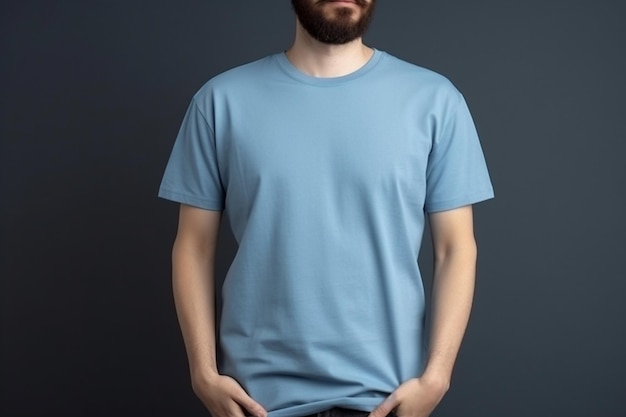 灰色の背景に空白の青い t シャツを着た若い男がモックアップを作成します。