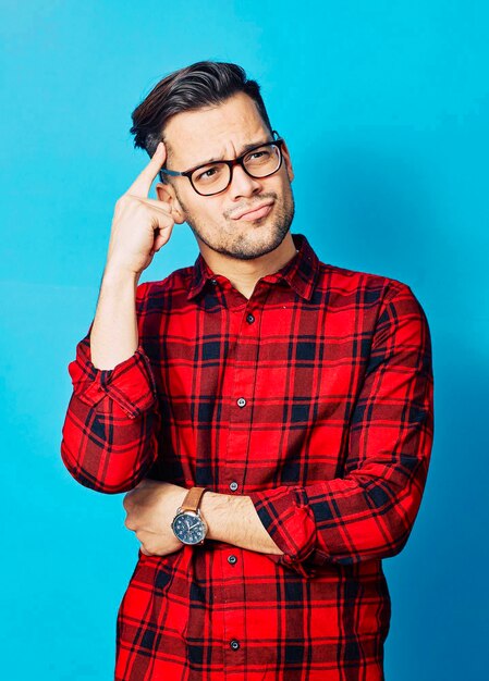 Photo young man boy portrait face blue background