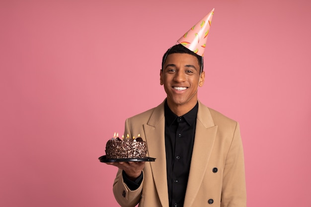 Photo young man celebrating his birthday