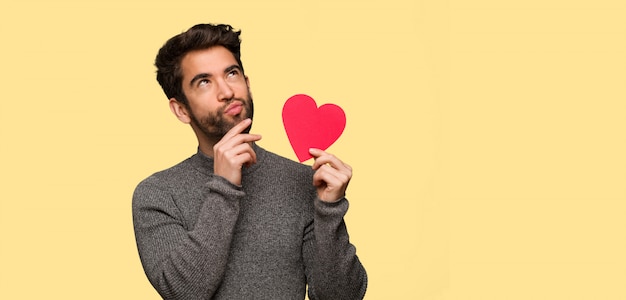 Photo young man celebrating valentines day