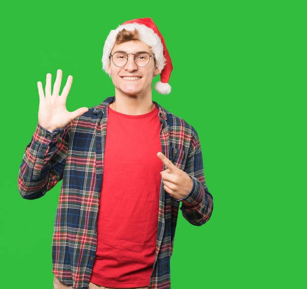 Молодой человек на Рождество делает жесты