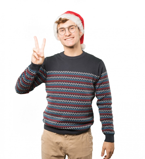 クリスマスのジェスチャーをしている若い男