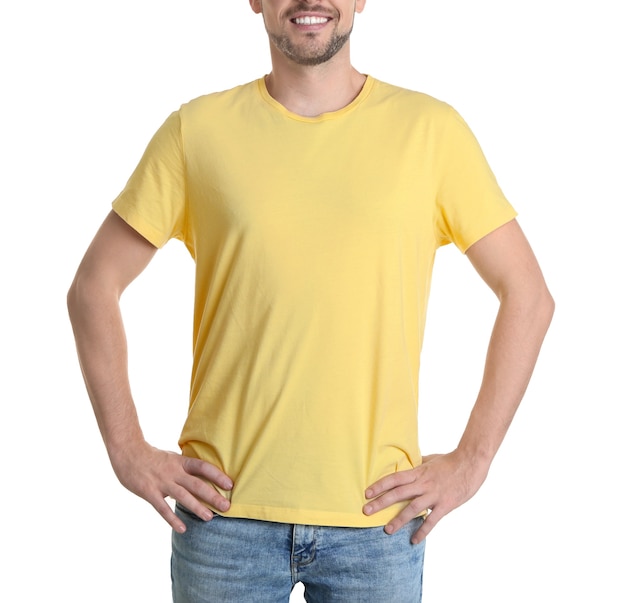 分離された色のTシャツの若い男。