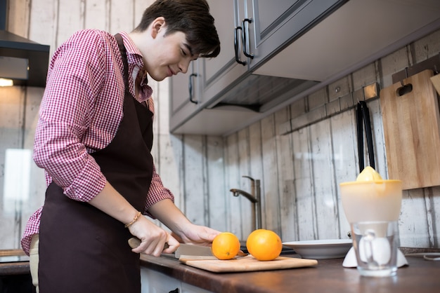 Photo young man cooking at home