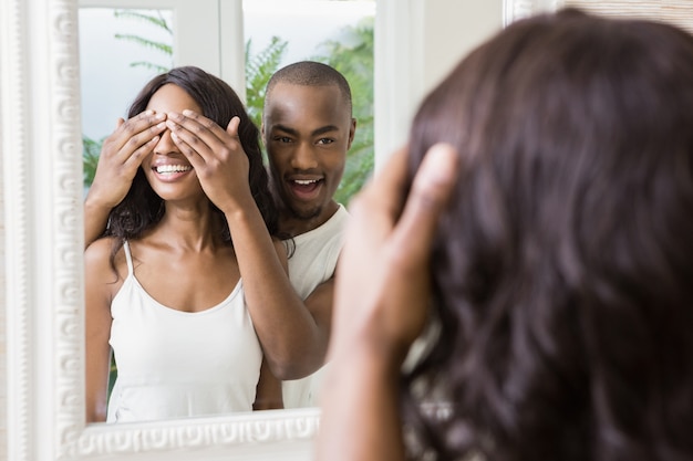 Photo young man covering womans eyes