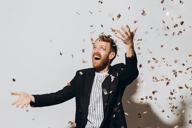 Foto giovane che balla a una festa di capodanno