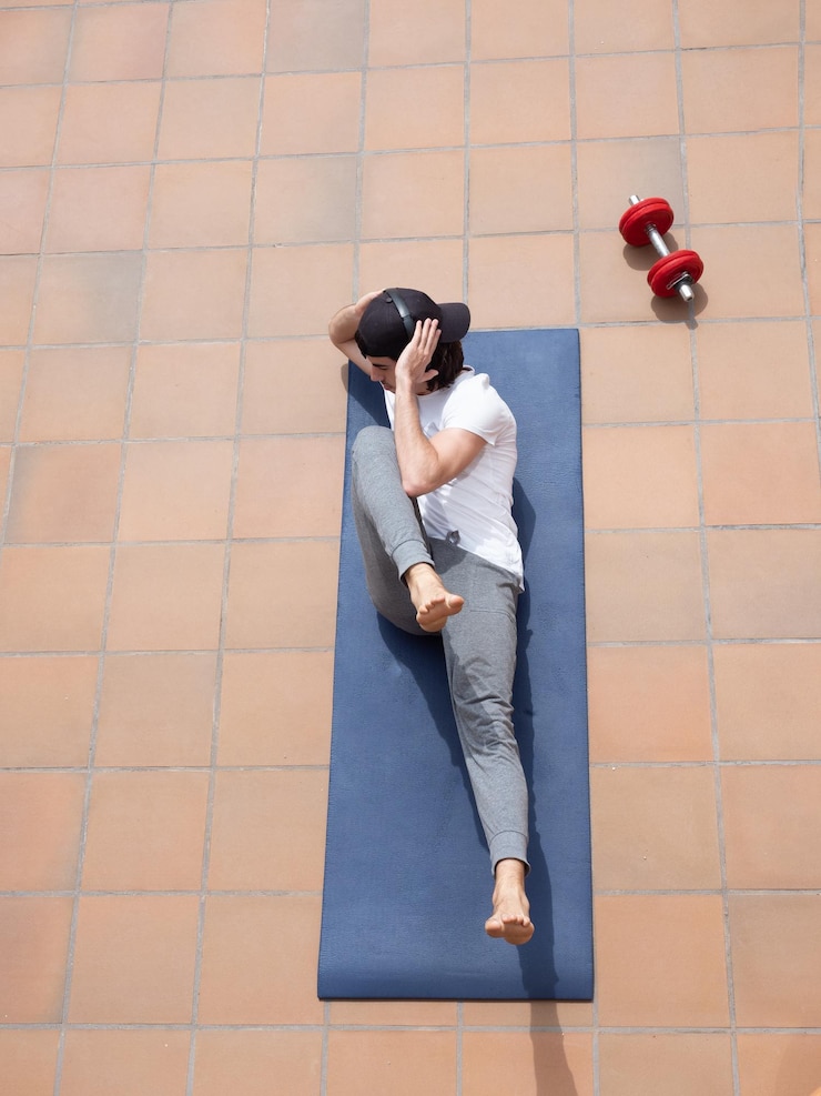 फोटो young man doing situps