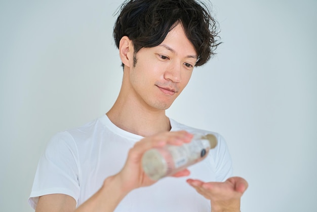 Photo young man doing skin care