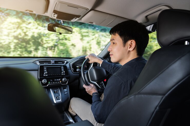 車を運転する若い男